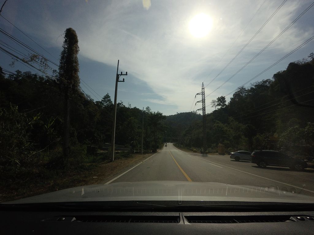 ภาพถนนตรงที่ ที่จอดมอเตอร์ไซค์ กรมทางหลวง · ย่านแม่แตง-เชียงดาว ตั้งอยู่ ถ่ายโดย mishari พ.ศ. 2564 (2021) · A street-level view of where Motorcycle parking — กรมทางหลวง · Mae Taeng & Chiang Dao stands, by mishari in 2564 (2021)