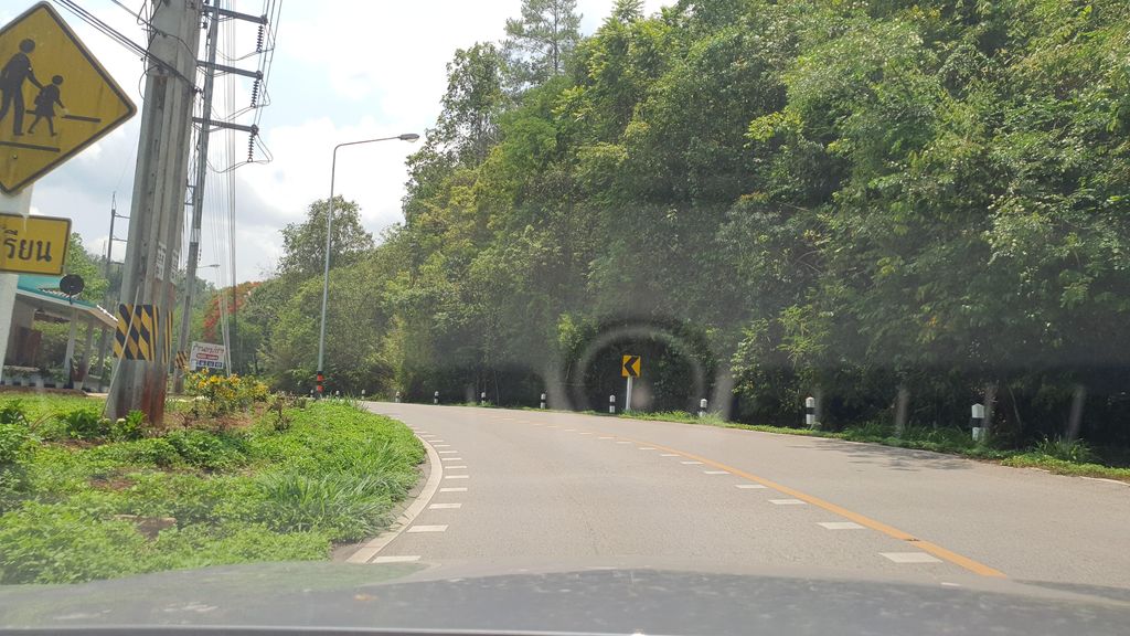 ภาพถนนตรงที่ ป่าสุสานแม่เลา ตั้งอยู่ ถ่ายโดย jrcarlsen พ.ศ. 2565 (2022) · A street-level view of where Mae Lao cemetry stands, by jrcarlsen in 2565 (2022)