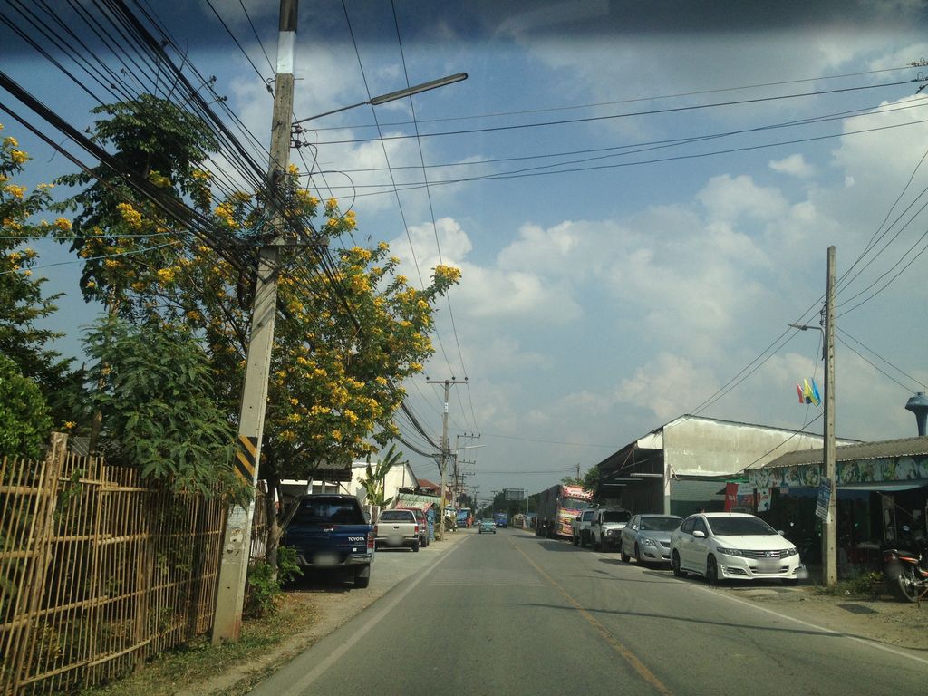 ภาพถนนตรงที่ ที่จอดรถ · ย่านสารภี ตั้งอยู่ ถ่ายโดย jimwatana พ.ศ. 2558 (2015) · A street-level view of where Parking · Saraphi stands, by jimwatana in 2558 (2015)