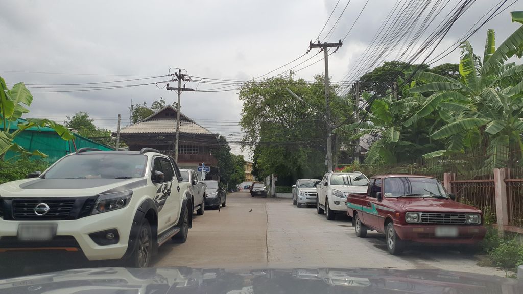 ภาพถนนตรงที่ ที่จอดรถ · ใกล้ประตูแสนปุง 430 ม. ตั้งอยู่ ถ่ายโดย jrcarlsen พ.ศ. 2565 (2022) · A street-level view of where Parking · 430 m from Saen Pung Gate stands, by jrcarlsen in 2565 (2022)
