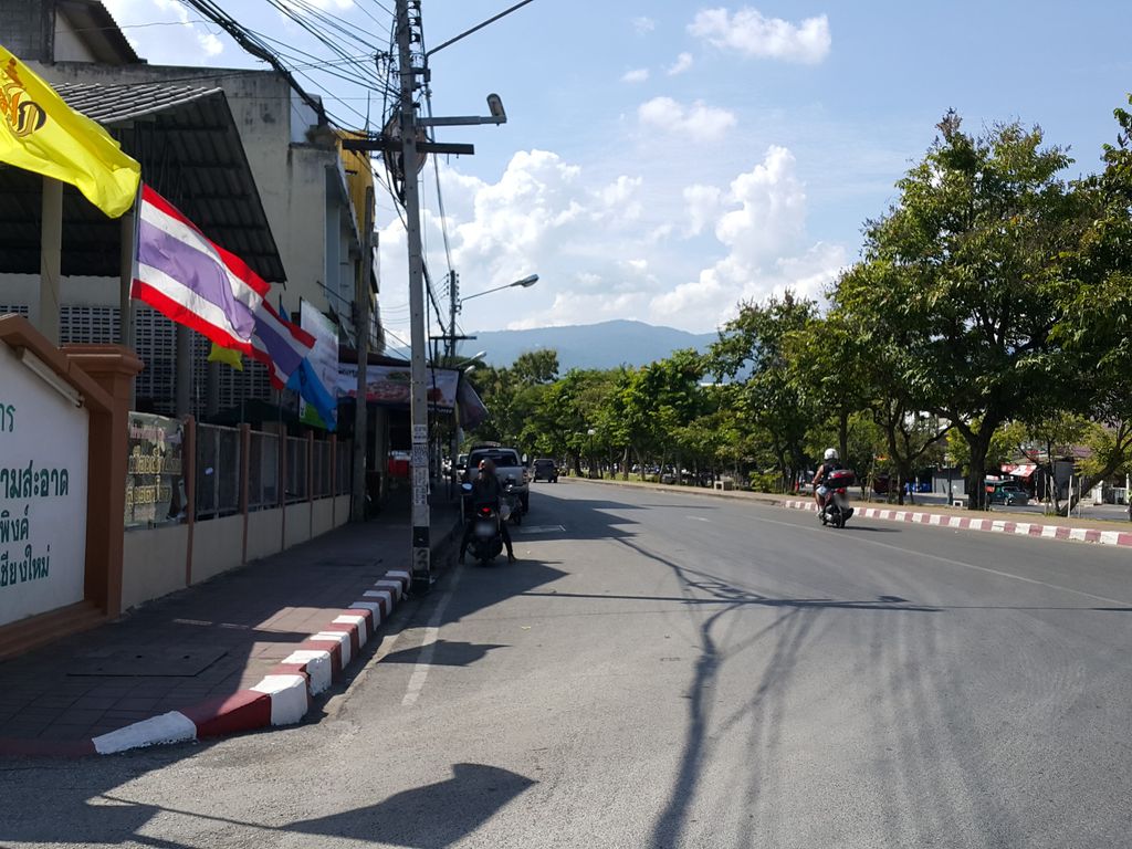 ภาพถนนตรงที่ ที่จอดรถ · ใกล้แจ่งศรีภูมิ 20 ม. ตั้งอยู่ ถ่ายโดย jrcarlsen พ.ศ. 2558 (2015) · A street-level view of where Parking · 20 m from Si Phum corner stands, by jrcarlsen in 2558 (2015)