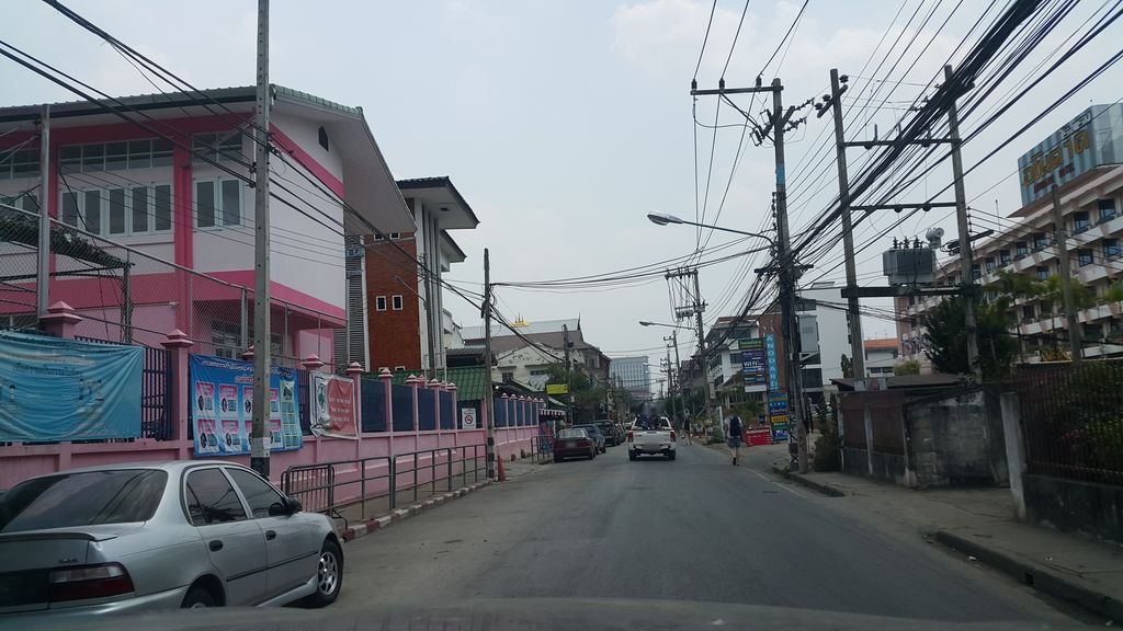 ภาพถนนตรงที่ ที่จอดรถ · ใกล้ประตูเชียงใหม่ 500 ม. ตั้งอยู่ ถ่ายโดย jrcarlsen พ.ศ. 2560 (2017) · A street-level view of where Parking · 500 m from Chiang Mai Gate stands, by jrcarlsen in 2560 (2017)