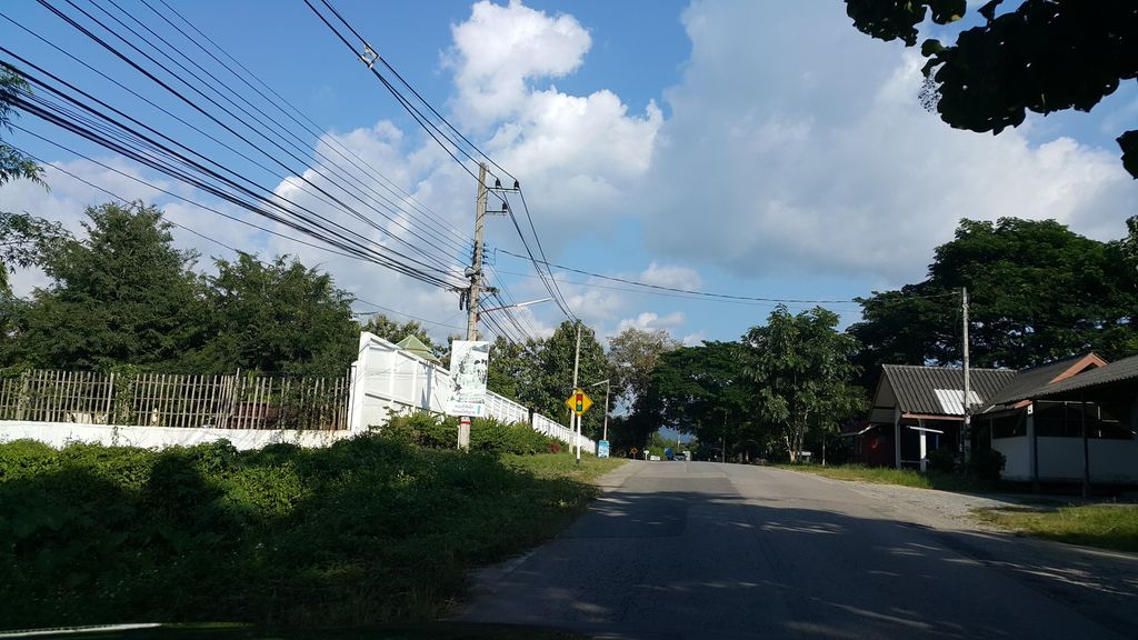 ภาพถนนตรงที่ เพลินพิศ ตั้งอยู่ ถ่ายโดย jrcarlsen พ.ศ. 2559 (2016) · A street-level view of where Phloen Phit stands, by jrcarlsen in 2559 (2016)