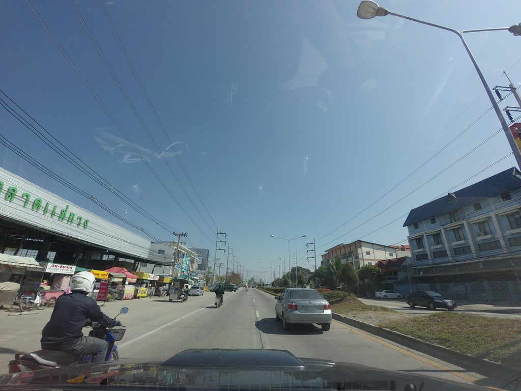 ภาพถนนตรงที่ แว่นท็อปเจริญ ตั้งอยู่ ถ่ายโดย mishari พ.ศ. 2559 (2016) · A street-level view of where Top Charoen Optical stands, by mishari in 2559 (2016)