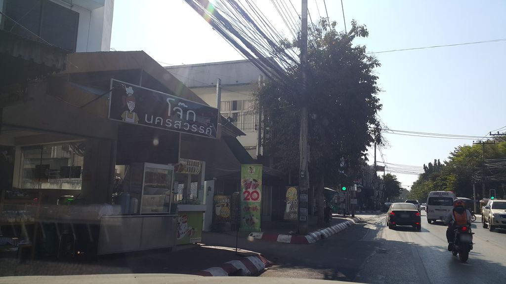 ภาพถนนตรงที่ แว่นท็อปเจริญ ตั้งอยู่ ถ่ายโดย jrcarlsen พ.ศ. 2559 (2016) · A street-level view of where Top Charoen Optical stands, by jrcarlsen in 2559 (2016)