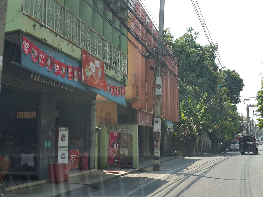 ภาพถนนตรงที่ Honda ตั้งอยู่ ถ่ายโดย jrcarlsen พ.ศ. 2559 (2016) · A street-level view of where Honda stands, by jrcarlsen in 2559 (2016)