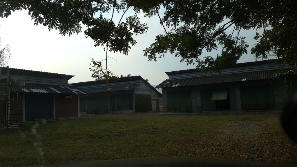 ภาพถนนตรงที่ ที่จอดรถ · ย่านสันกำแพง ตั้งอยู่ ถ่ายโดย jrcarlsen พ.ศ. 2562 (2019) · A street-level view of where Parking · San Kamphaeng stands, by jrcarlsen in 2562 (2019)