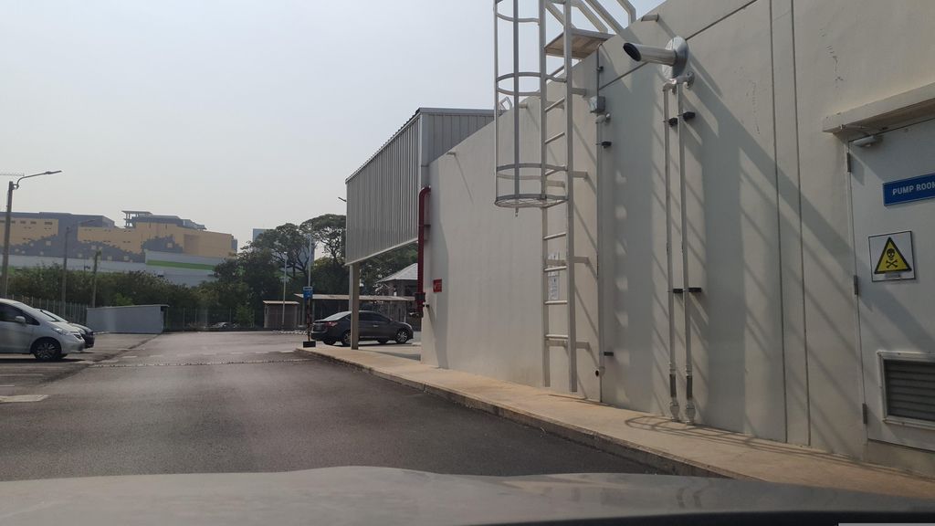 ภาพถนนตรงที่ Decathlon ตั้งอยู่ ถ่ายโดย jrcarlsen พ.ศ. 2566 (2023) · A street-level view of where Decathlon stands, by jrcarlsen in 2566 (2023)