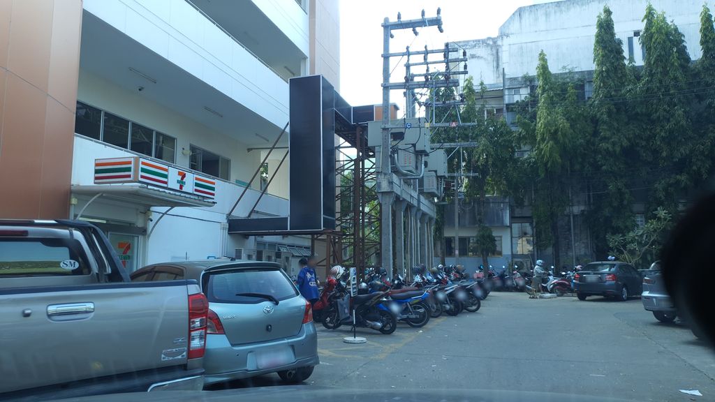 ภาพถนนตรงที่ ที่จอดรถ · ย่านแม่ริม ตั้งอยู่ ถ่ายโดย jrcarlsen พ.ศ. 2563 (2020) · A street-level view of where Parking · Mae Rim stands, by jrcarlsen in 2563 (2020)
