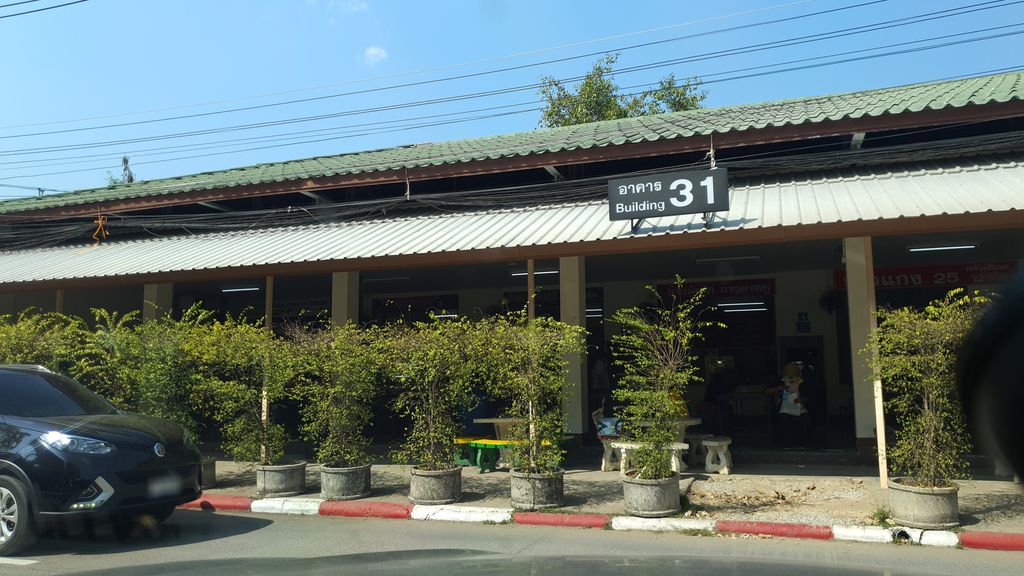 ภาพถนนตรงที่ ที่จอดรถ · ย่านแม่ริม ตั้งอยู่ ถ่ายโดย jrcarlsen พ.ศ. 2563 (2020) · A street-level view of where Parking · Mae Rim stands, by jrcarlsen in 2563 (2020)