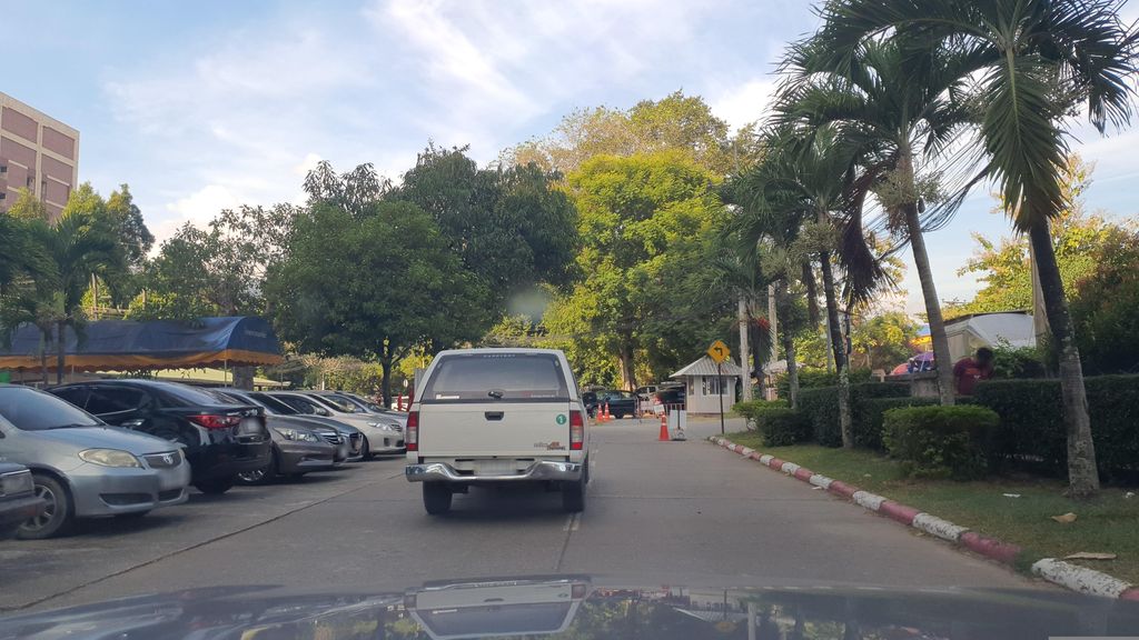 ภาพถนนตรงที่ ที่จอดรถ · ย่านแม่ริม ตั้งอยู่ ถ่ายโดย jrcarlsen พ.ศ. 2565 (2022) · A street-level view of where Parking · Mae Rim stands, by jrcarlsen in 2565 (2022)