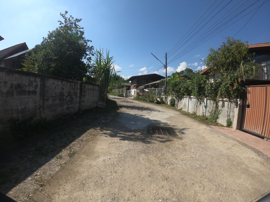 ภาพถนนตรงที่ ที่จอดรถ · ห่างประตูท่าแพ 5.5 กม. ทางตะวันตกเฉียงใต้ ตั้งอยู่ ถ่ายโดย chanuwath_grab พ.ศ. 2562 (2019) · A street-level view of where Parking · 5.5 km south-west of Tha Phae Gate stands, by chanuwath_grab in 2562 (2019)