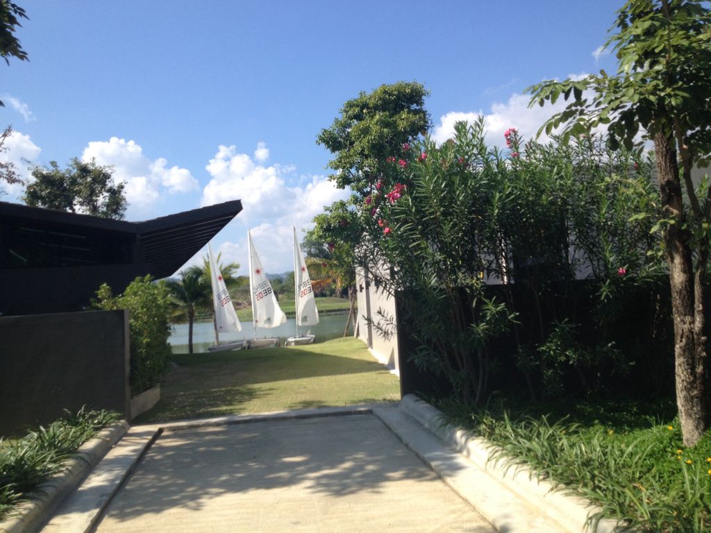 ภาพถนนตรงที่ ที่จอดรถ · ห่างประตูท่าแพ 6.2 กม. ทางตะวันตกเฉียงใต้ ตั้งอยู่ ถ่ายโดย jimwatana พ.ศ. 2558 (2015) · A street-level view of where Parking · 6.2 km south-west of Tha Phae Gate stands, by jimwatana in 2558 (2015)