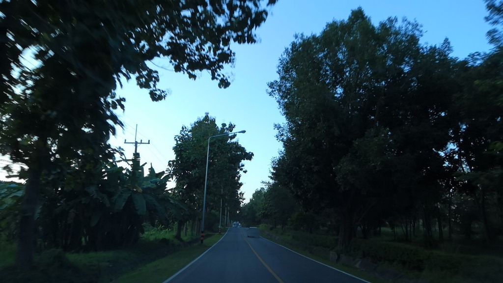 ภาพถนนตรงที่ ที่จอดรถ · ย่านแม่ริม ตั้งอยู่ ถ่ายโดย charlesano พ.ศ. 2561 (2018) · A street-level view of where Parking · Mae Rim stands, by charlesano in 2561 (2018)