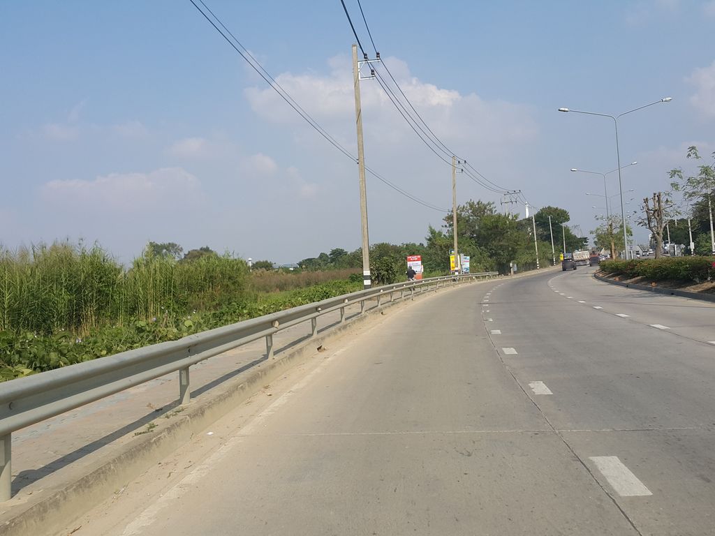 ภาพถนนตรงที่ ที่จอดรถ · ห่างประตูท่าแพ 5.2 กม. ทางตะวันออกเฉียงใต้ ตั้งอยู่ ถ่ายโดย jrcarlsen พ.ศ. 2557 (2014) · A street-level view of where Parking · 5.2 km south-east of Tha Phae Gate stands, by jrcarlsen in 2557 (2014)