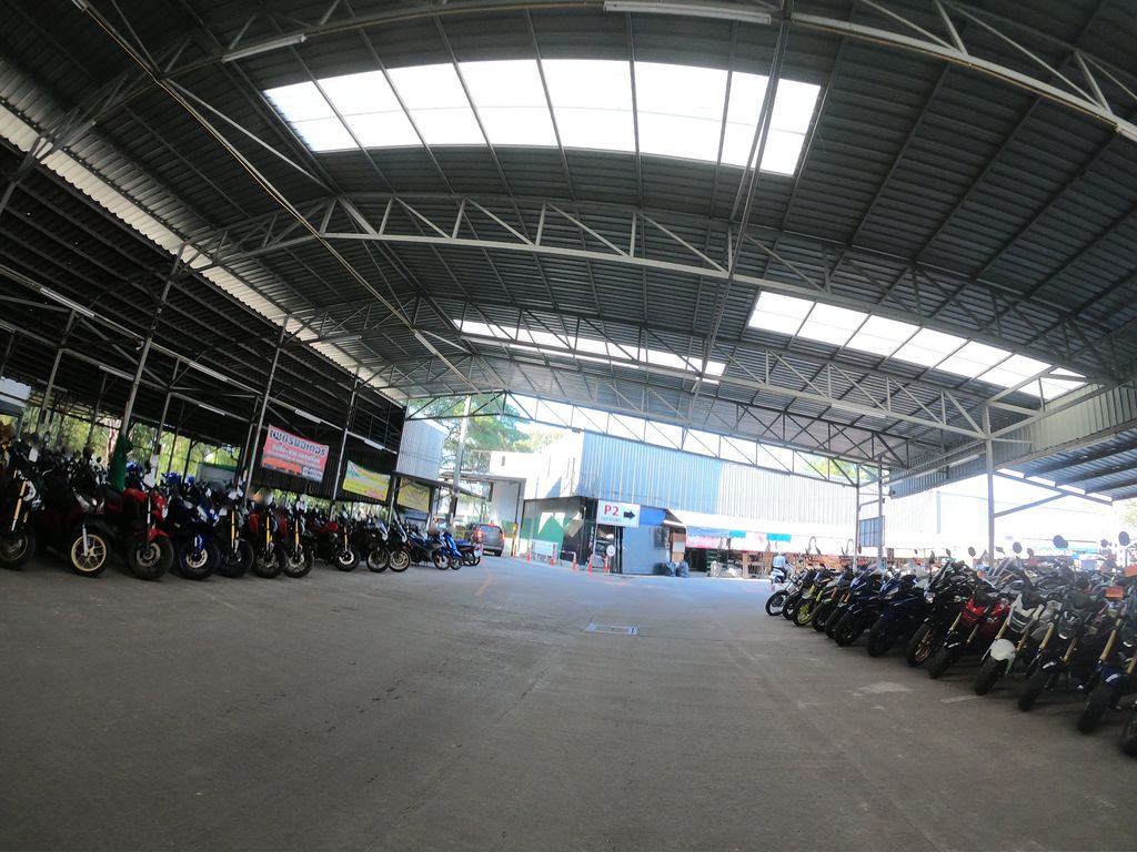 ภาพถนนตรงที่ Ruamchok Bike Market ตั้งอยู่ ถ่ายโดย chanuwath_grab พ.ศ. 2562 (2019) · A street-level view of where Ruamchok Bike Market stands, by chanuwath_grab in 2562 (2019)