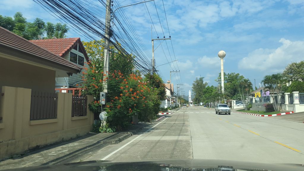 ภาพถนนตรงที่ ที่จอดรถ · ย่านหางดง-สันผักหวาน ตั้งอยู่ ถ่ายโดย jrcarlsen พ.ศ. 2564 (2021) · A street-level view of where Parking · Hang Dong stands, by jrcarlsen in 2564 (2021)