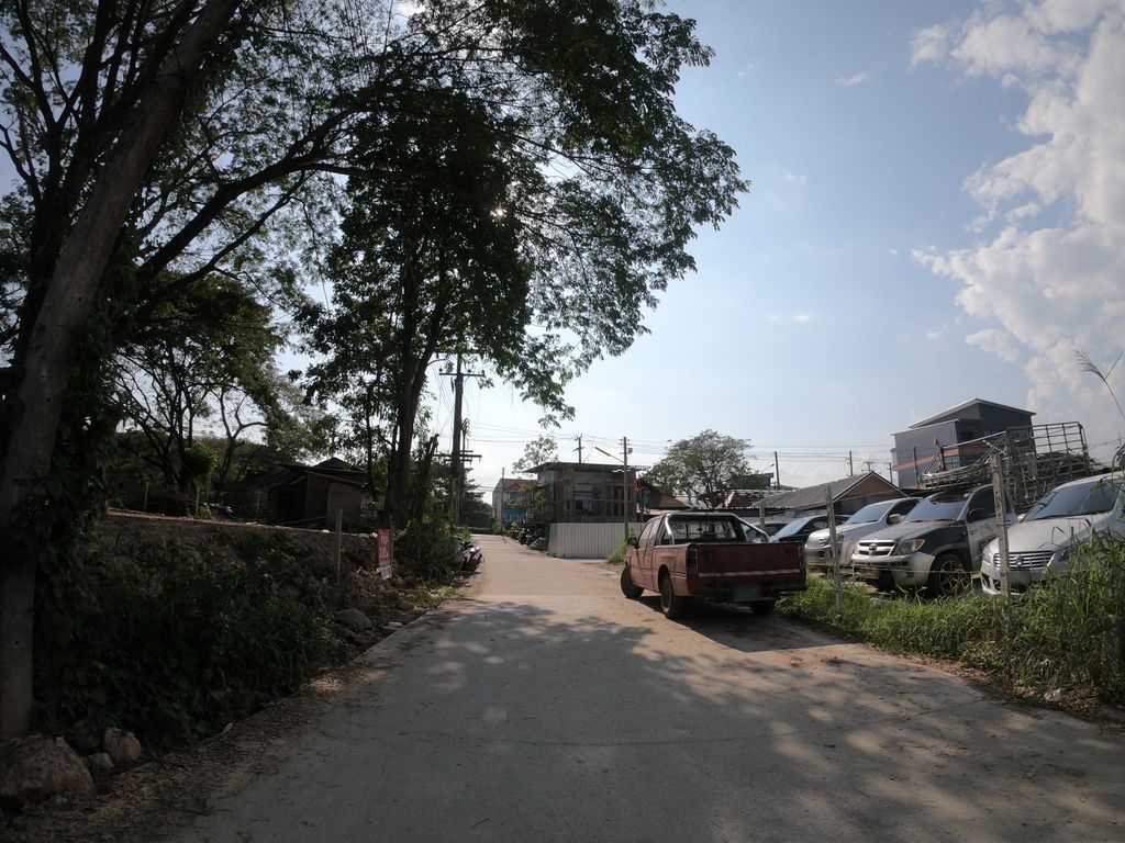 ภาพถนนตรงที่ Chillout Bar Parking ตั้งอยู่ ถ่ายโดย chanuwath_grab พ.ศ. 2562 (2019) · A street-level view of where Chillout Bar Parking stands, by chanuwath_grab in 2562 (2019)