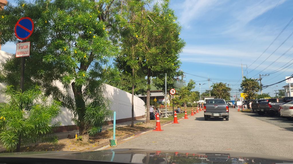 ภาพถนนตรงที่ ที่จอดรถ · ย่านแม่ริม ตั้งอยู่ ถ่ายโดย jrcarlsen พ.ศ. 2565 (2022) · A street-level view of where Parking · Mae Rim stands, by jrcarlsen in 2565 (2022)