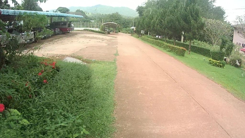ภาพถนนตรงที่ ที่จอดรถ · ย่านแม่แตง-เชียงดาว ตั้งอยู่ ถ่ายโดย julcnx พ.ศ. 2565 (2022) · A street-level view of where Parking · Mae Taeng & Chiang Dao stands, by julcnx in 2565 (2022)