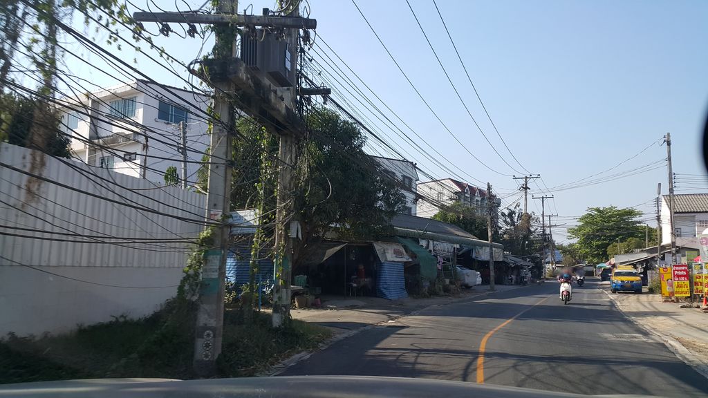 ภาพถนนตรงที่ Chiang Mai Performance ตั้งอยู่ ถ่ายโดย jrcarlsen พ.ศ. 2560 (2017) · A street-level view of where Chiang Mai Performance stands, by jrcarlsen in 2560 (2017)