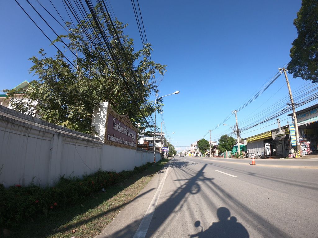 ภาพถนนตรงที่ ที่จอดรถ Wat San Sai Mun · ห่างประตูท่าแพ 5.2 กม. ทางตะวันออกเฉียงเหนือ ตั้งอยู่ ถ่ายโดย chanuwath_grab พ.ศ. 2562 (2019) · A street-level view of where Parking — Wat San Sai Mun · 5.2 km north-east of Tha Phae Gate stands, by chanuwath_grab in 2562 (2019)