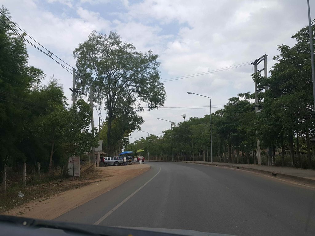 ภาพถนนตรงที่ ที่จอดรถ · ห่างวัดพระธาตุดอยคำ 1.2 กม. ไปทางตะวันออกเฉียงใต้ ตั้งอยู่ ถ่ายโดย jrcarlsen พ.ศ. 2558 (2015) · A street-level view of where Parking · 1.2 km south-east of Wat Phra That Doi Kham stands, by jrcarlsen in 2558 (2015)