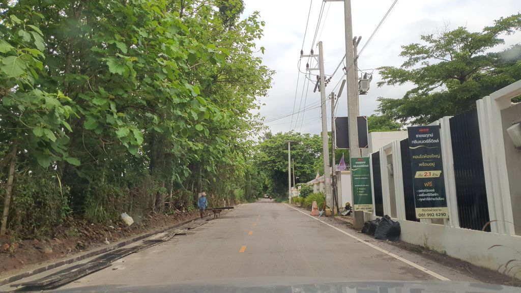 ภาพถนนตรงที่ ลานจอดรถ Rajapruek Greenery Hill · ย่านหางดง-สันผักหวาน ตั้งอยู่ ถ่ายโดย jrcarlsen พ.ศ. 2565 (2022) · A street-level view of where Car park — Rajapruek Greenery Hill · Hang Dong stands, by jrcarlsen in 2565 (2022)