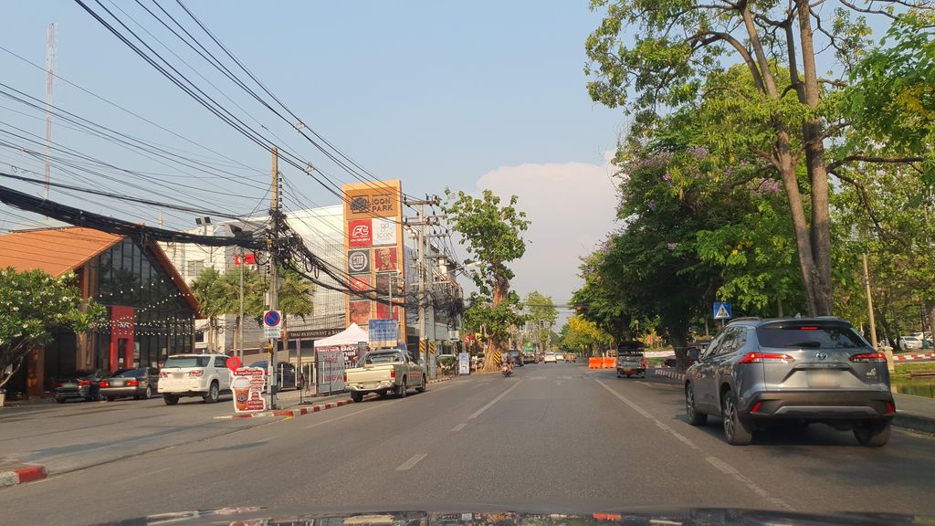 ภาพถนนตรงที่ ที่จอดรถ · ใกล้ประตูช้างเผือก 590 ม. ตั้งอยู่ ถ่ายโดย jrcarlsen พ.ศ. 2565 (2022) · A street-level view of where Parking · 590 m from Chang Phueak Gate stands, by jrcarlsen in 2565 (2022)