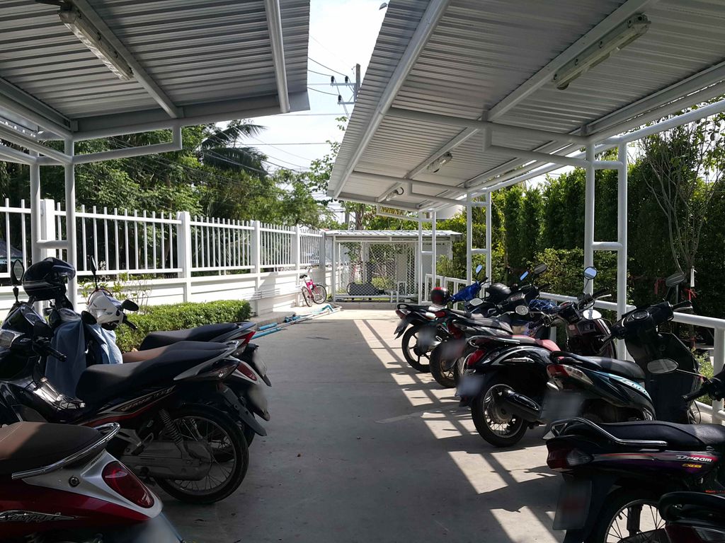 ภาพถนนตรงที่ ที่จอดมอเตอร์ไซค์ HomePro · ย่านสันทราย-แม่โจ้ ตั้งอยู่ ถ่ายโดย jrcarlsen พ.ศ. 2558 (2015) · A street-level view of where Motorcycle parking — HomePro · San Sai & Maejo stands, by jrcarlsen in 2558 (2015)