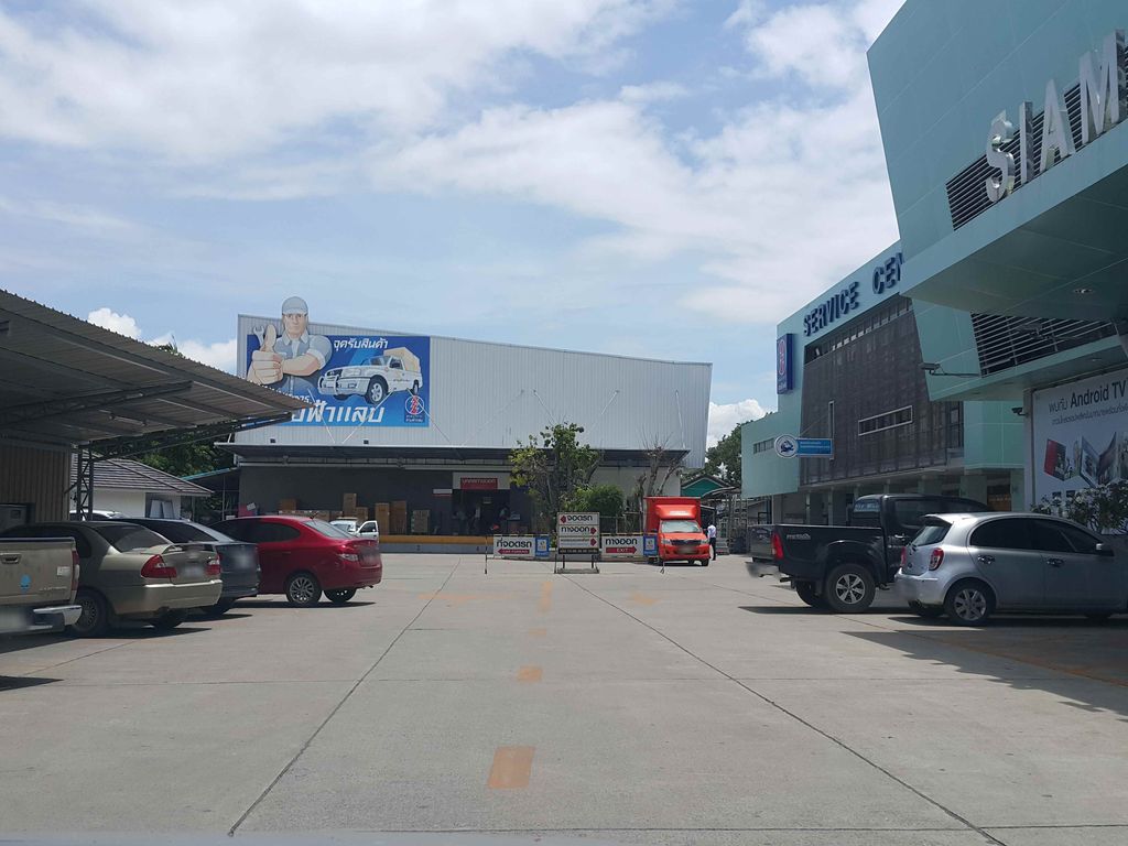 ภาพถนนตรงที่ ที่จอดรถ · ใกล้ประตูแสนปุง 260 ม. ตั้งอยู่ ถ่ายโดย jrcarlsen พ.ศ. 2558 (2015) · A street-level view of where Parking · 260 m from Saen Pung Gate stands, by jrcarlsen in 2558 (2015)
