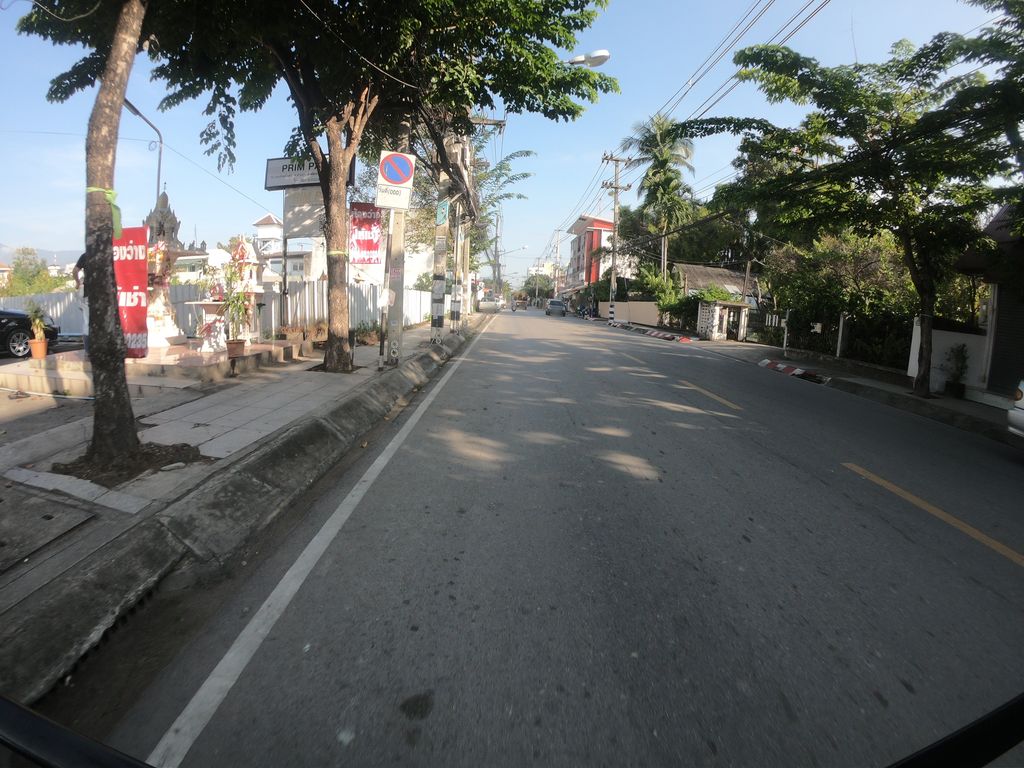 ภาพถนนตรงที่ ที่จอดรถ · ใกล้ประตูแสนปุง 520 ม. ตั้งอยู่ ถ่ายโดย chanuwath_grab พ.ศ. 2562 (2019) · A street-level view of where Parking · 520 m from Saen Pung Gate stands, by chanuwath_grab in 2562 (2019)