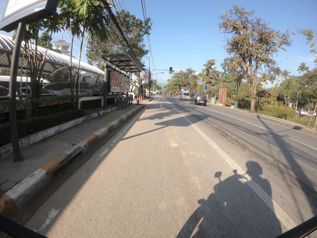 ภาพถนนตรงที่ ที่จอดรถ · ใกล้ประตูแสนปุง 200 ม. ตั้งอยู่ ถ่ายโดย chanuwath_grab พ.ศ. 2562 (2019) · A street-level view of where Parking · 200 m from Saen Pung Gate stands, by chanuwath_grab in 2562 (2019)