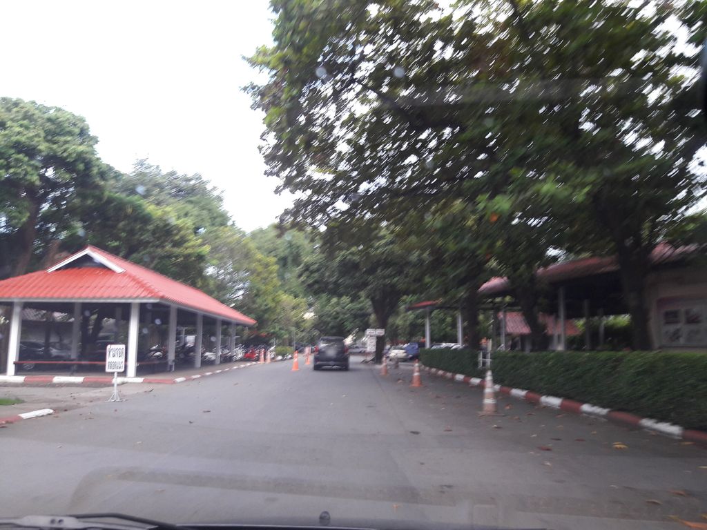 ภาพถนนตรงที่ ที่จอดจักรยาน · นอกเวียง ทางตะวันออกเฉียงเหนือ ห่างคูเมือง 2.1 กม. ตั้งอยู่ ถ่ายโดย superbate พ.ศ. 2561 (2018) · A street-level view of where Bicycle parking · Outside the moat to the north-east, 2.1 km from the water stands, by superbate in 2561 (2018)