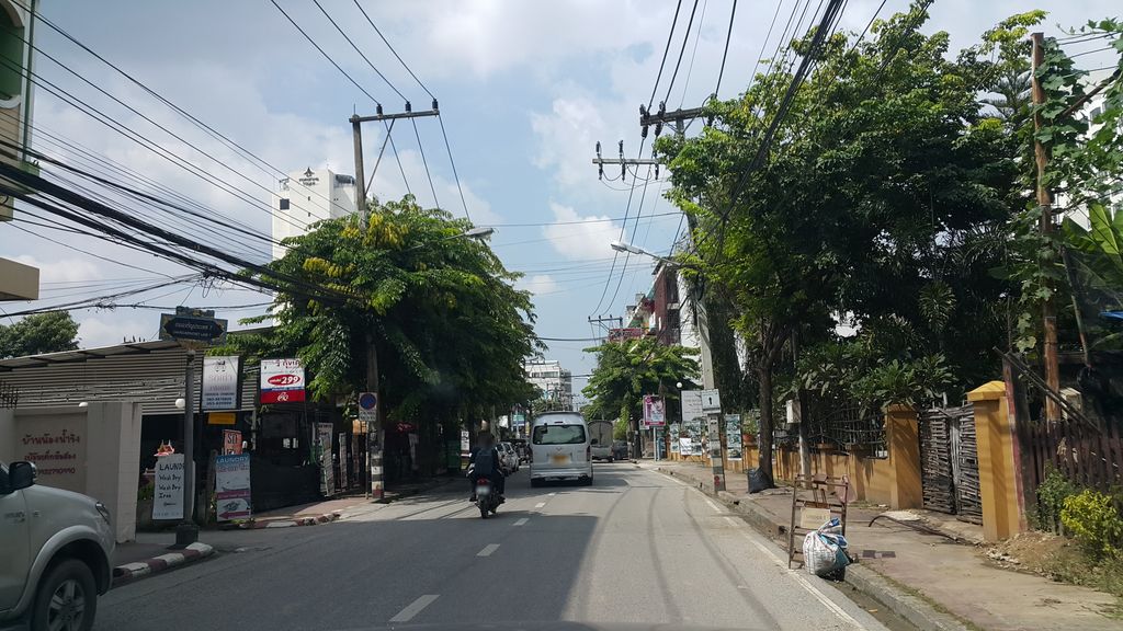 ภาพถนนตรงที่ ที่จอดรถ · นอกเวียง ทางตะวันออก ห่างคูเมือง 1.1 กม. ตั้งอยู่ ถ่ายโดย jrcarlsen พ.ศ. 2559 (2016) · A street-level view of where Parking · Outside the moat to the east, 1.1 km from the water stands, by jrcarlsen in 2559 (2016)
