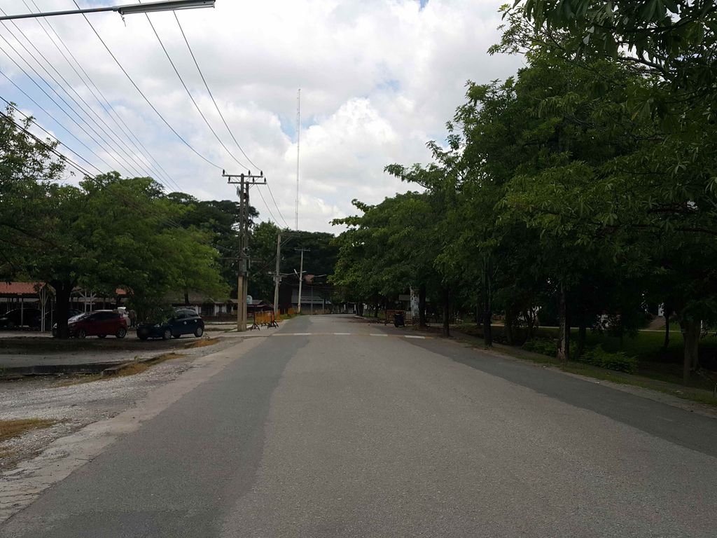 ภาพถนนตรงที่ ที่จอดรถ · ห่างกลางมหาวิทยาลัยพายัพ 260 ม. ไปทางตะวันออกเฉียงใต้ ตั้งอยู่ ถ่ายโดย jrcarlsen พ.ศ. 2558 (2015) · A street-level view of where Parking · 260 m south-east of the middle of Payap University stands, by jrcarlsen in 2558 (2015)