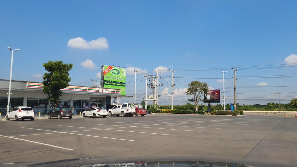 ภาพถนนตรงที่ ที่จอดรถ · ย่านสันกำแพง ตั้งอยู่ ถ่ายโดย jrcarlsen พ.ศ. 2564 (2021) · A street-level view of where Parking · San Kamphaeng stands, by jrcarlsen in 2564 (2021)
