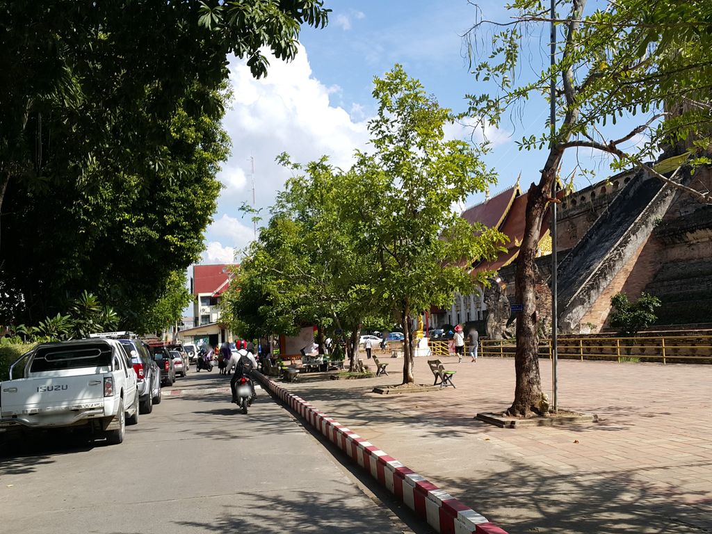 ภาพถนนตรงที่ ที่จอดรถ · ในบริเวณวัดเจดีย์หลวง ตั้งอยู่ ถ่ายโดย jrcarlsen พ.ศ. 2558 (2015) · A street-level view of where Parking · in the grounds of Wat Chedi Luang stands, by jrcarlsen in 2558 (2015)