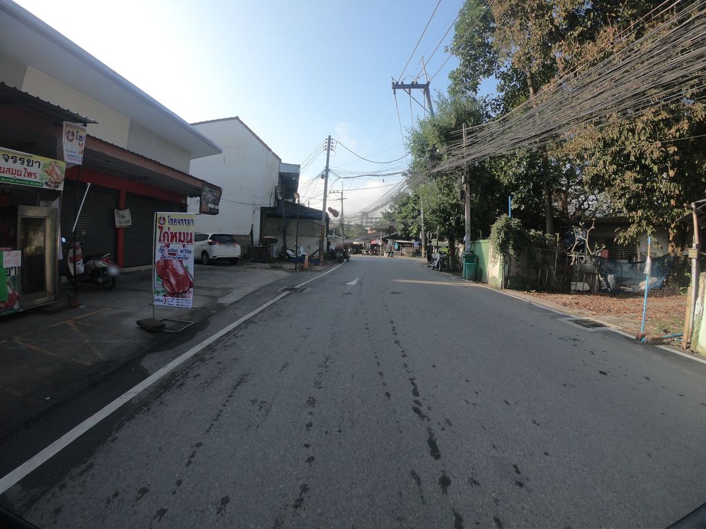ภาพถนนตรงที่ ที่จอดรถ · ห่างกลางมหาวิทยาลัยเชียงใหม่ (มช.) 1.5 กม. ไปทางเหนือ ตั้งอยู่ ถ่ายโดย chanuwath_grab พ.ศ. 2562 (2019) · A street-level view of where Parking · 1.5 km north of the middle of Chiang Mai University (CMU) stands, by chanuwath_grab in 2562 (2019)