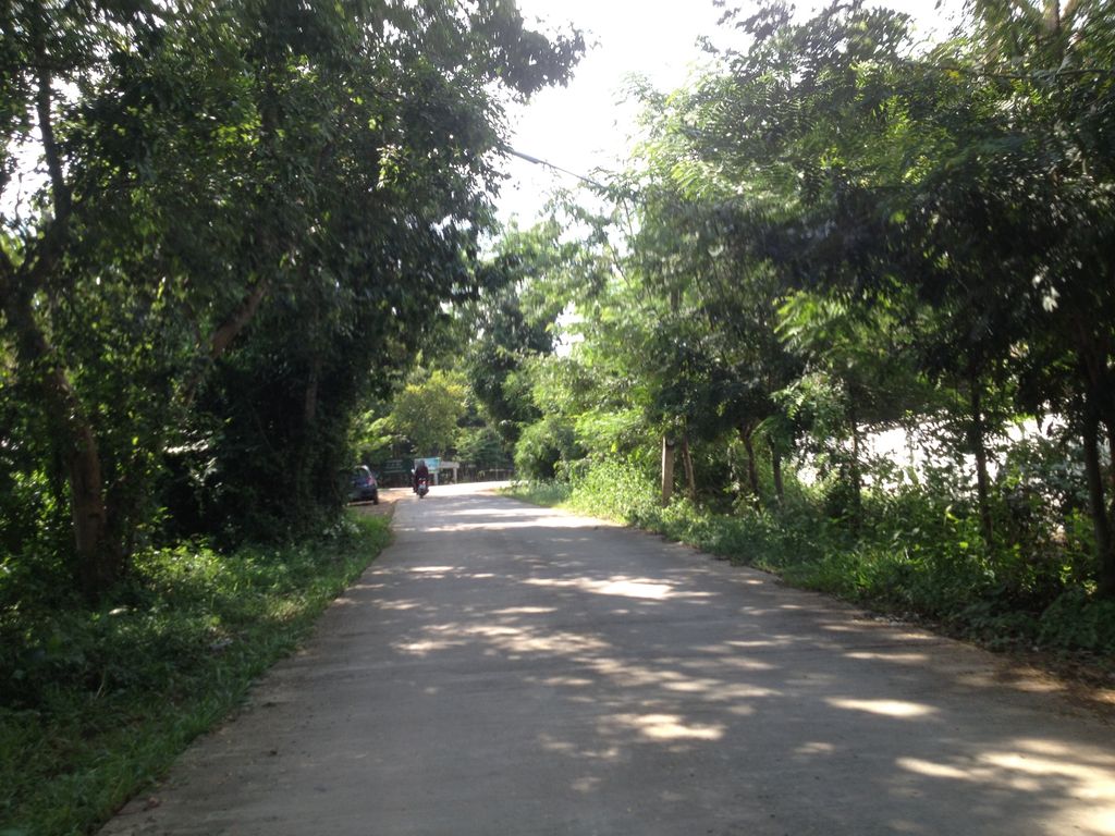 ภาพถนนตรงที่ ที่จอดรถ · ย่านหางดง-สันผักหวาน ตั้งอยู่ ถ่ายโดย jimwatana พ.ศ. 2558 (2015) · A street-level view of where Parking · Hang Dong stands, by jimwatana in 2558 (2015)