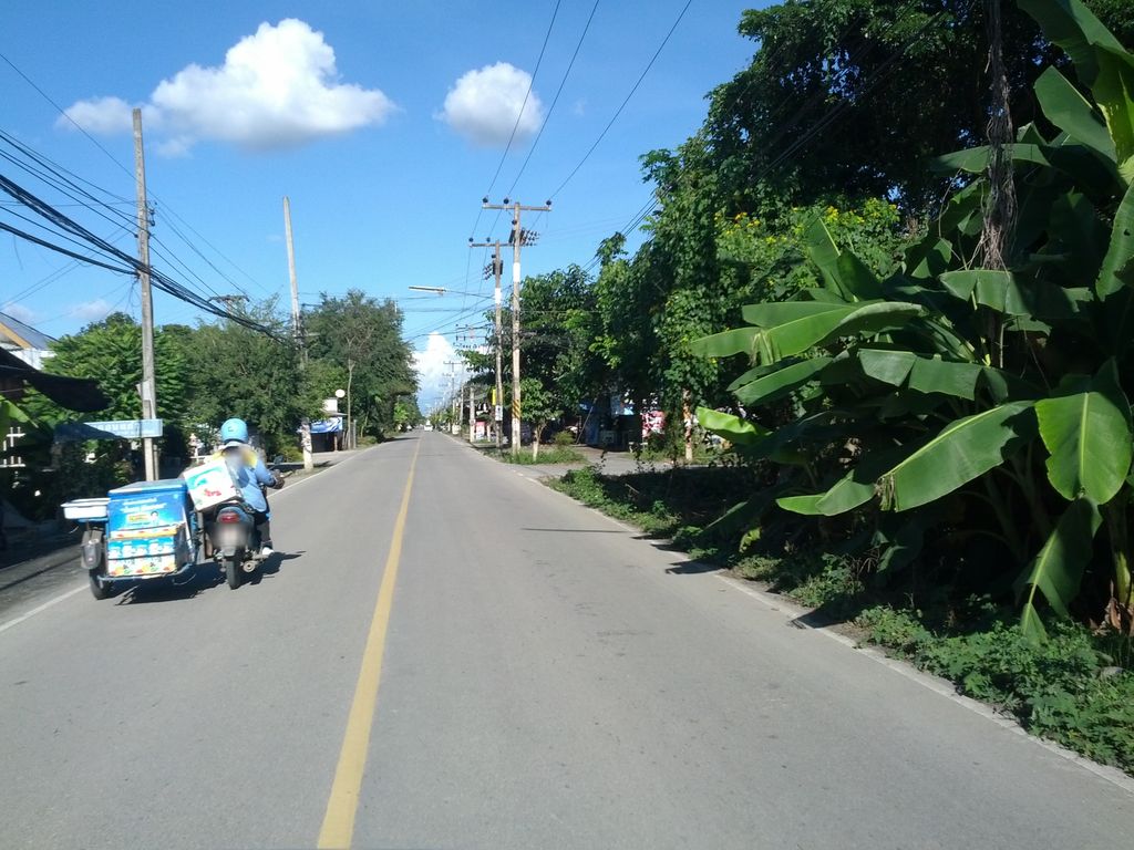 ภาพถนนตรงที่ ที่จอดรถ · ย่านสารภี ตั้งอยู่ ถ่ายโดย jrcarlsen พ.ศ. 2557 (2014) · A street-level view of where Parking · Saraphi stands, by jrcarlsen in 2557 (2014)