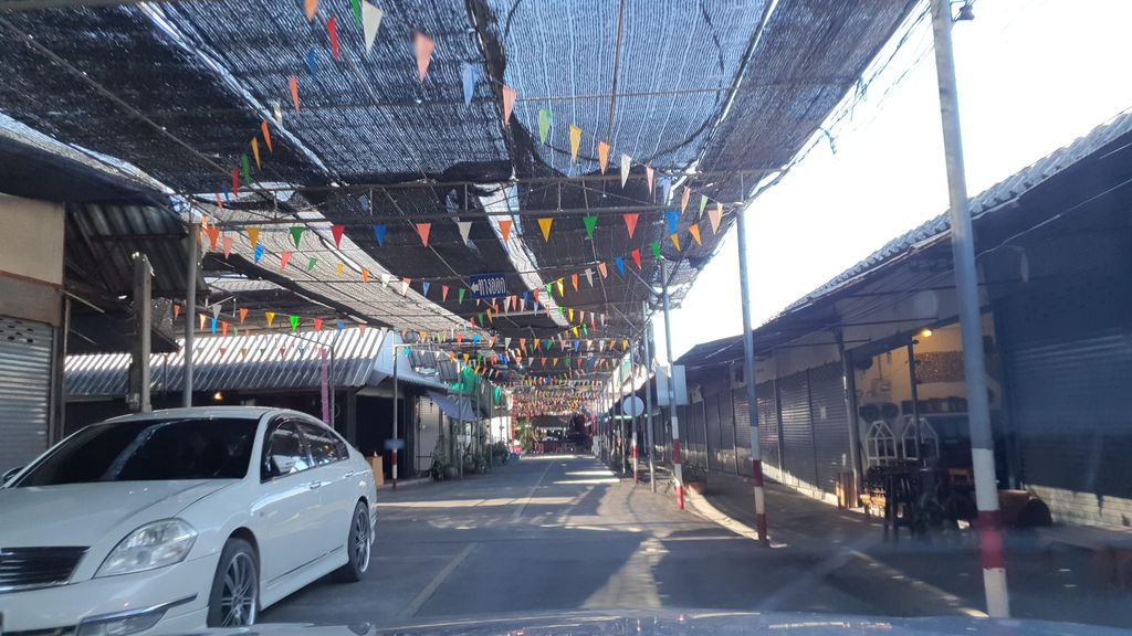 ภาพถนนตรงที่ ศูนย์หัตถูกธรมไม้แกะสลักบ้านถวาย ตั้งอยู่ ถ่ายโดย jrcarlsen พ.ศ. 2565 (2022) · A street-level view of where Baan Tawai Wood Carving Village stands, by jrcarlsen in 2565 (2022)