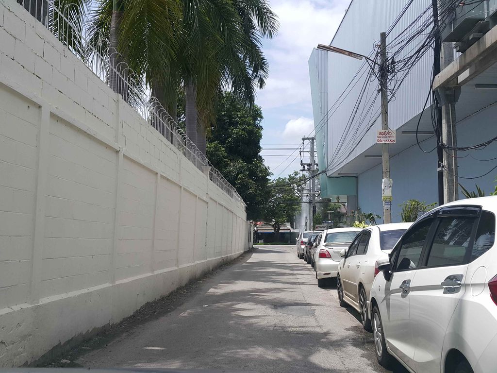 ภาพถนนตรงที่ ที่จอดรถ · ใกล้ประตูแสนปุง 230 ม. ตั้งอยู่ ถ่ายโดย jrcarlsen พ.ศ. 2558 (2015) · A street-level view of where Parking · 230 m from Saen Pung Gate stands, by jrcarlsen in 2558 (2015)