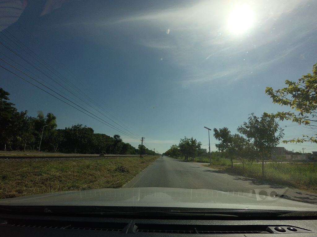 ภาพถนนตรงที่ ที่จอดรถ · ย่านสันกำแพง ตั้งอยู่ ถ่ายโดย mishari พ.ศ. 2563 (2020) · A street-level view of where Parking · San Kamphaeng stands, by mishari in 2563 (2020)