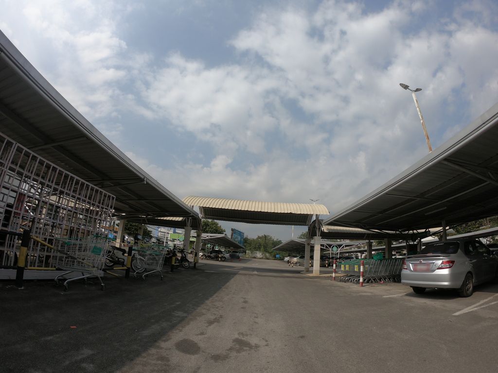 ภาพถนนตรงที่ ที่จอดรถ · ห่างประตูท่าแพ 3.8 กม. ทางตะวันตกเฉียงใต้ ตั้งอยู่ ถ่ายโดย chanuwath_grab พ.ศ. 2562 (2019) · A street-level view of where Parking · 3.8 km south-west of Tha Phae Gate stands, by chanuwath_grab in 2562 (2019)