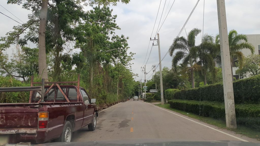 ภาพถนนตรงที่ ที่จอดรถ · ย่านหางดง-สันผักหวาน ตั้งอยู่ ถ่ายโดย jrcarlsen พ.ศ. 2565 (2022) · A street-level view of where Parking · Hang Dong stands, by jrcarlsen in 2565 (2022)