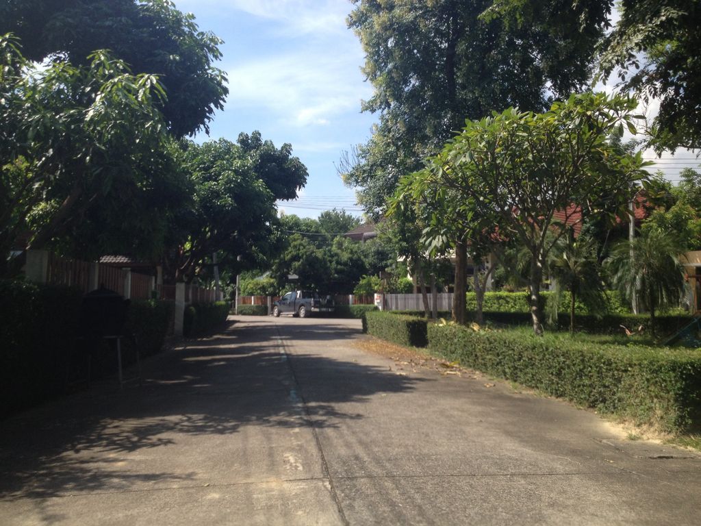 ภาพถนนตรงที่ พฤกษาดอยคำ ตั้งอยู่ ถ่ายโดย jimwatana พ.ศ. 2558 (2015) · A street-level view of where Phrueksa Doi Kham stands, by jimwatana in 2558 (2015)