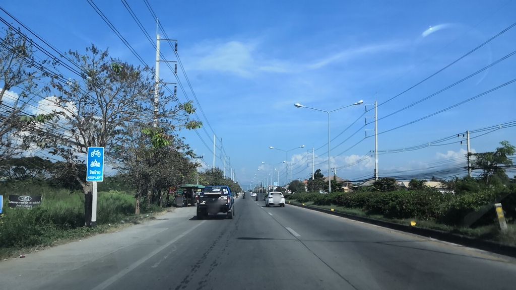ภาพถนนตรงที่ ที่จอดรถ · ย่านสันทราย-แม่โจ้ ตั้งอยู่ ถ่ายโดย charlesano พ.ศ. 2561 (2018) · A street-level view of where Parking · San Sai & Maejo stands, by charlesano in 2561 (2018)