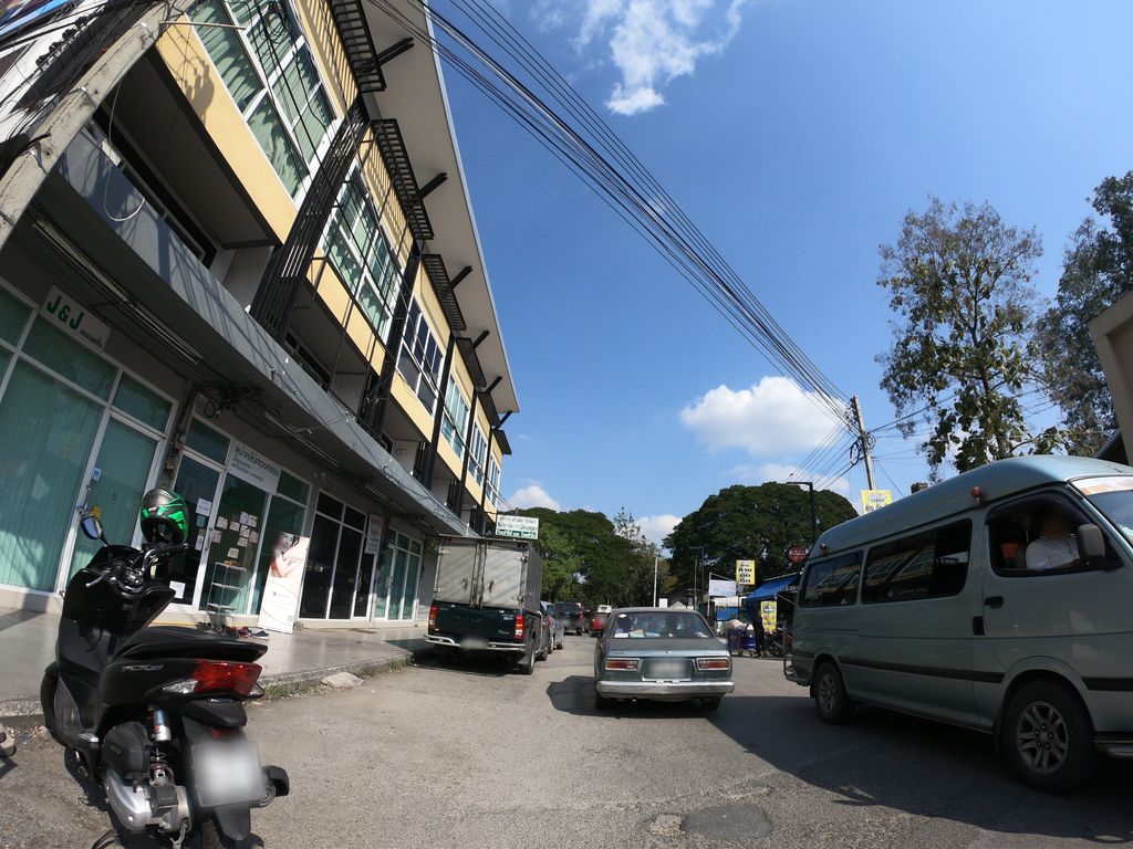ภาพถนนตรงที่ ที่จอดมอเตอร์ไซค์ · นอกเวียง ทางตะวันออก ห่างคูเมือง 1.4 กม. ตั้งอยู่ ถ่ายโดย chanuwath_grab พ.ศ. 2562 (2019) · A street-level view of where Motorcycle parking · Outside the moat to the east, 1.4 km from the water stands, by chanuwath_grab in 2562 (2019)