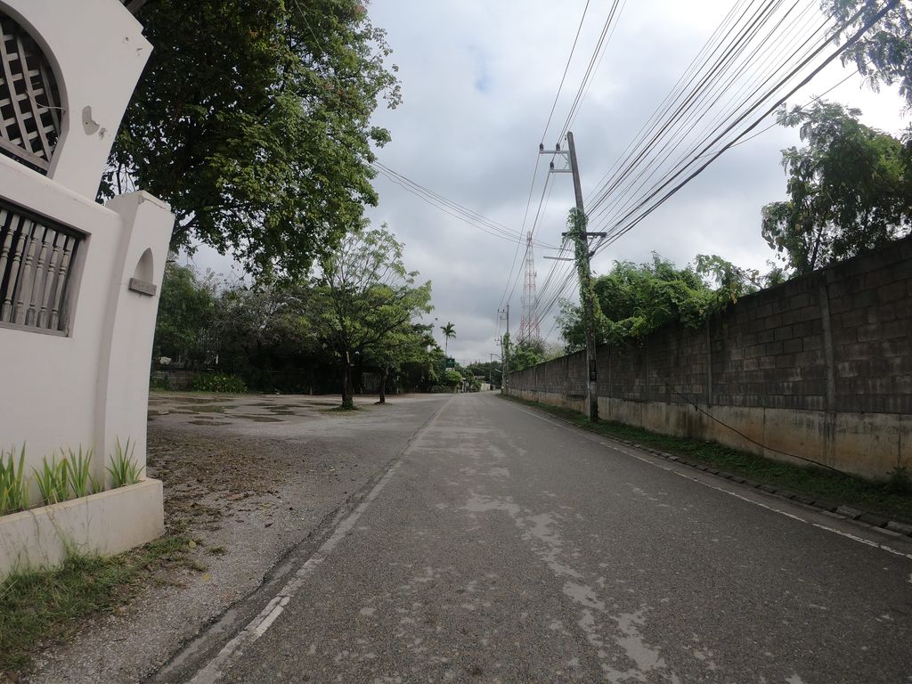 ภาพถนนตรงที่ ที่จอดรถ · นอกเวียง ทางตะวันออกเฉียงเหนือ ห่างคูเมือง 2.4 กม. ตั้งอยู่ ถ่ายโดย chanuwath_grab พ.ศ. 2562 (2019) · A street-level view of where Parking · Outside the moat to the north-east, 2.4 km from the water stands, by chanuwath_grab in 2562 (2019)